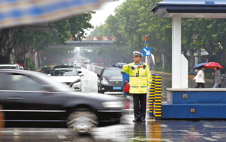 積極應(yīng)對強降雨 全力守護平安路